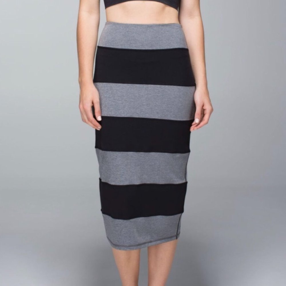 LULULEMON Yoga Over Skirt Black & Gray EUC Size 6